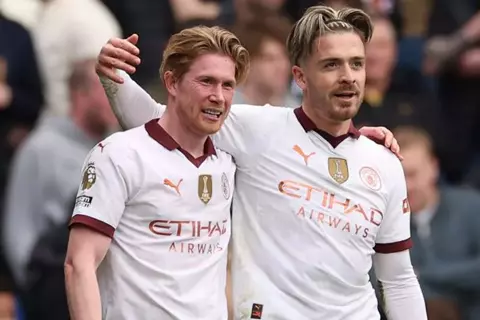 ذا صن: دي بروين يطالب نابولي بضم نجم مانشستر سيتي